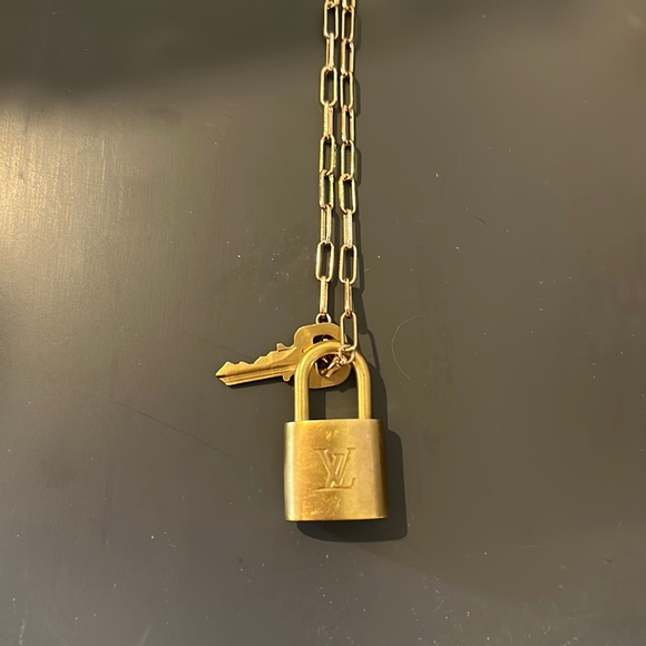 Authentic LV lock and key with chain. - Picture 3 of 6